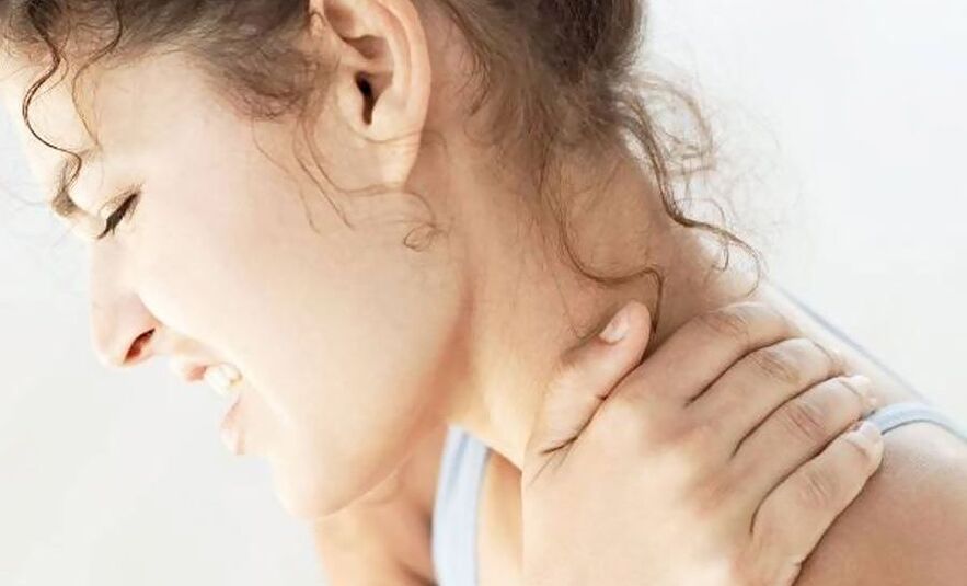 La osteocondrosis cervical se acompaña de dolor o dolor agudo en el cuello. 