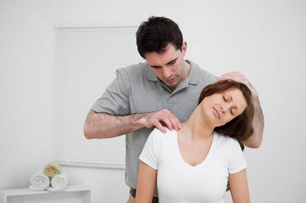 Masaje cervical terapéutico para aliviar el dolor en la osteocondrosis cervical